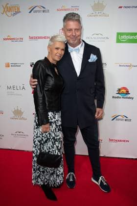 Heiko WASSER, Waßer, Moderator, mit Ehefrau Susanne Roter Teppich, Red Carpet Show, Ankunft, arrival, Die Goldene Sonne 2023, am 22.04.2023 im Wunderland Kalkar,