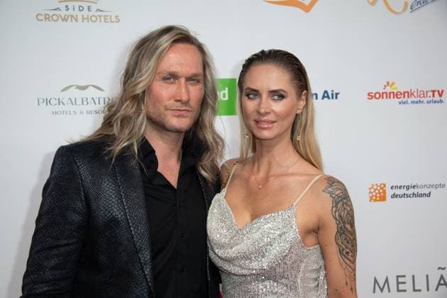 Nico SCHWANZ, Model, mit Begleiterin Evelina, Roter Teppich, Red Carpet Show, Ankunft, arrival, Die Goldene Sonne 2023, am 22.04.2023 im Wunderland Kalkar,