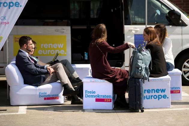 FDP Parteitag DEU, Deutschland, Germany, Berlin, 22.04.2023 Delegierte mit Sitzkissen Freie Demokraten und Renew Europe auf dem 74. Bundesparteitag der FDP unter dem Slogan Machen Was Wichtig wird in Berlin Deutschland en: Delegates with seat cushions Free Democrats and Renew Europe at the 74th federal party conference of the FDP under the slogan Make Was Important Will Be in Berlin Germany *** FDP Party Conference DEU, Germany, Germany, Berlin, 22 04 2023 Delegates with seat cushions Free Democrats and Renew Europe at the 74th federal party conference of the FDP under the slogan Make What Important Will Be in Berlin Germany en Delegates with seat cushions Free Democrats and Renew Europe at the 74th federal party conference of the FDP und