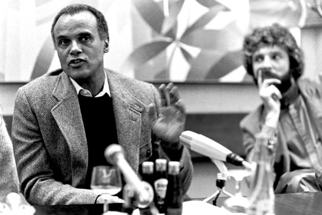 Konzert Künstler für den Frieden . Pressegespräch Wien, Stadthalle, 6. November 1982 Musiklegende Harry Belafonte im Alter von 96 Jahren gestorben Musiklegende und Bürgerrechtler Harry Belafonte und Andre HELLER Pressegespräch (Zu diesem Zeitpunkt wurde die von MarÂ­git Niederhuber und Annemarie Türk koorÂ­dinierte, unabhängige Initiative Â»Künstler für den FriedenÂ« für den Zusammenhalt der Bewegung besonders wichtig. Am 6. November 1982 veranstaltete sie in der Wiener Stadthalle ein Großkonzert. Vor 15.000 Menschen sangen, lasen, performten und sprachen unter anderen: Dietmar Schönherr und Peter Turrini, die eine von den Künstler_innen angenommene ResoluÂ­tion verlasen, Erwin Steinhauer, Esther Bejerano, Konstantin Weck Z101000060_250423_01jpeg