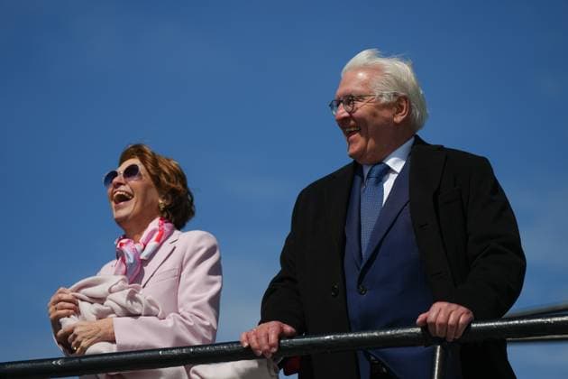 News Bilder des Tages April 25, 2023, VANCOUVER, BC, CANADA: Germany President Frank-Walter Steinmeier, right, and his wife Elke Budenbender share a laugh on a boat while touring the harbour and viewing port operations, in Vancouver, on Tuesday, April 25, 2023. VANCOUVER CANADA - ZUMAc35_ 20230425_zaf_c35_133 Copyright: xDarrylxDyckx