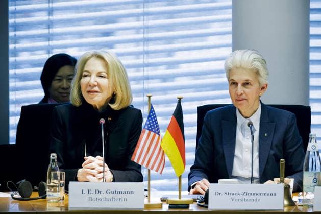 Amy Gutmann (L), Botschafterin der Vereinigten Staaten von Amerika, zu Gast im Verteidigungsausschuss des Deutschen Bundestages unter Leitung von Marie-Agnes Strack-Zimmermann, MdB, FDP, Vorsitzende Verteidigungsausschusses. Berlin, 26.04.2023 Berlin Deutschland *** Amy Gutmann L , Ambassador of the United States of America, guest of the Defense Committee of the German Bundestag chaired by Marie Agnes Strack Zimmermann, MdB, FDP, Chairwoman Defense Committee Berlin, 26 04 2023 Berlin Germany Copyright: xThomasxTrutschel photothek.dex