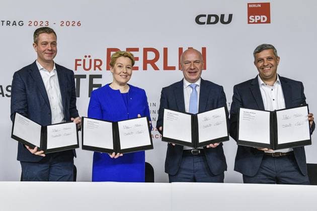 News Themen der Woche KW17 News Bilder des Tages Unterzeichnung des Berliner Koalitionsvertrages *** NUR FÜR REDAKTIONELLE ZWECKE *** EDITORIAL USE ONLY ***<p>Die bisherige Regierende Bürgermeisterin und designierte Berliner Senatorin für Wirtschaft, Energie und Betriebe, Franziska Giffey (2.v.l., SPD), und der designierte Regierende Bürgermeister, Kai Wegner (2.v.r., CDU), unterschreiben zusammen mit Raed Saleh (r, SPD), Co-Parteivorsitzender der SPD Berlin, und Stefan Evers (l, CDU), Generalsekretär der CDU Berlin und designierter Finanzsenator, den Koalitionsvertrag 2023-26 von CDU und SPD im Festsaal des Berliner Abgeordnetenhauses. , fotografiert am 26. April 2023 in Berlin. Deutschland Berlin Berlin Copyright: MaurizioxGambarini *** Signing of the Berlin Coalition Agreement FOR Copyright: MaurizioxGambarini doc7pxwshksieomq8t4p9y ,EDITORIAL USE ONLY