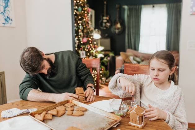 Father and daughter work together to build gingerbread house Sioux Falls, South Dakota, United States CR_ASWE230317-1125861-01 ,model released, Symbolfoto ,property released