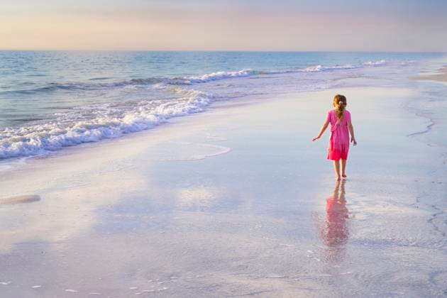 Creative Highlights Symbolbilder Young Girl Walking on Beach Anna Maria, Florida, United States CR_BRIS230318-1155154-01 ,model released, Symbolfoto