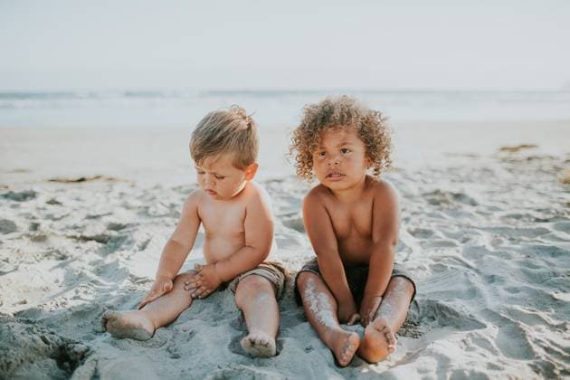 Creative Highlights Symbolbilder Mixed race toddler boy twins sitting and playing in sad San Diego, California, United States CR_OQLW230317-1155158-01 ,model released, Symbolfoto