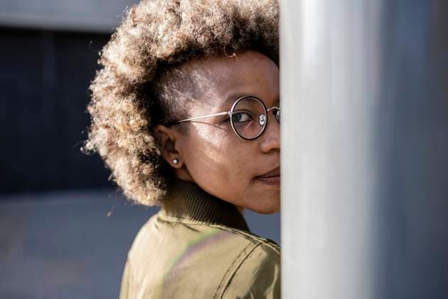 Creative Highlights Symbolbilder Portrait of woman with glasses and white pants in the street Barcelona, Catalonia, Spain CR_RAFE230424-1174693-01 ,model released, Symbolfoto