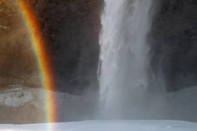  Regenbogen in der Gischt des Seljalandsfoss, 66 m hoher Wasserfall am Fluss Seljalandsá im Winter, Rangárþing eystra, Island, Europa *** Rainbow in the Spume of Seljalandsfoss, 66 M high Waterfall on River Seljalands at Winter, Rangárþing eystra, Iceland, Europe Copyright: imageBROKER/alimdix/xArterra ibltsm09216181.jpg