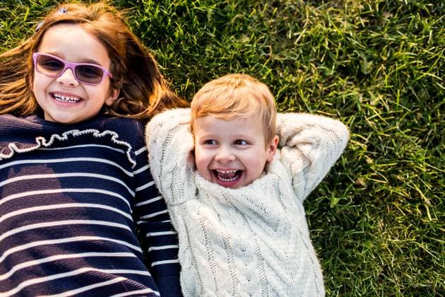 Creative Highlights Symbolbilder Happy young children laying in grass on sunny day Denver, Colorado, United States R_APMS230317-1154889-01 ,model released, Symbolfoto