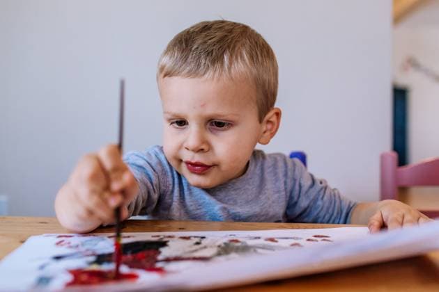 Creative Highlights Symbolbilder focused toddler boy painting inside Denver, Colorado, United States R_APMS230317-1154893-01 ,model released, Symbolfoto