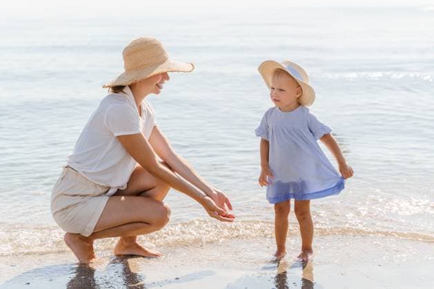 Creative Highlights Symbolbilder Mom with a toddler daughter in straw hats on the beach by the sea Milano Marittima, Emilia-Romagna, Italy R_NEPM230317-1155305-01 ,model released, Symbolfoto