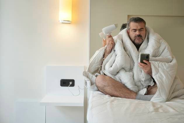 Creative Highlights Symbolbilder middle age male sitting on bed under white blanket, man using ha Batumi, Adjara, Georgia R_OVKJ230318-1155153-01 ,model released, Symbolfoto