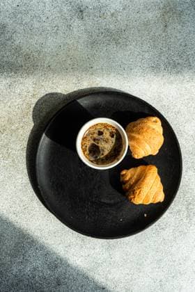 Top view of a black coffee and fresh baked croissants on concrete table AnnaBogush_ID13385_407759_004 Copyright: xAnnaxBogushx Model Released