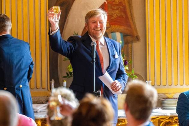 Entertainment Themen der Woche KW17 Entertainment Bilder des Tages 26-04-2023 HtB King Willem-Alexander attend the lunch with 100 people on the occasion of his 10th anniversary as King, in the Oranjezaal at Huis ten Bosch Palace in The Hague. Â  Copyright: xPPEx