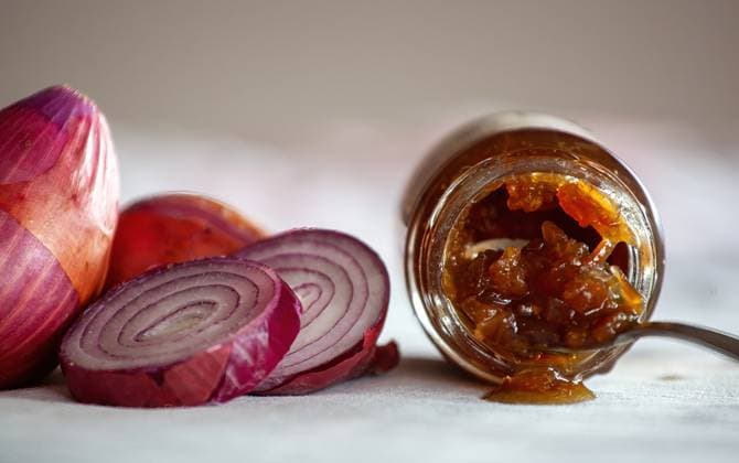 IMAGO Creative, Food, Pickled Onions Konfitüre aus roter Zwiebelmarmelade, die mit Zwiebeln oder Schalotten zubereitet werden kann. *** Jam from Red Onion jam, the with Onions Or Shallots prepared become can 1085317856