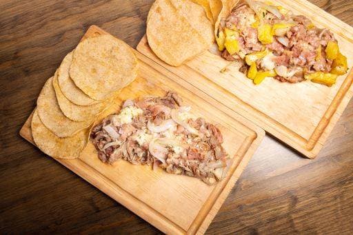 IMAGO Creative, Food, Fajita RECORD DATE NOT STATED Tasty spicy beef and chicken fajitas served on a wooden tray *** schmackhaft würzig Rindfleisch und Huhn fajitas angerichtet am einer hölzern Tablett 2876162