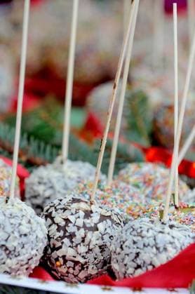 Adventsmarkt auf dem Marktplatz der Margarethenhöhe *** NUR FÜR REDAKTIONELLE ZWECKE *** EDITORIAL USE ONLY ***<p>Adventsmarkt auf dem Marktplatz der Margarethenhöhe Äpfel mit Schokoüberzug und verschiedenen Streuseln Sonntag der 27.11.2011 Deutschland NRW Essen Copyright: KerstinxKokoska *** Advent market at the Marketplace the Margarethenhöhe *** ONLY FOR EDITORIAL PURPOSE *** EDITORIAL USE ONLY *** P Advent market at the Marketplace the Margarethenhöhe Apples with Chocolate coating and various Crumble Sunday the 27 11 2011 Germany NRW Food Copyright KerstinxKokoska Copyright: KerstinxKokoska docnrwhugopicture43421662 EDITORIAL USE ONLY