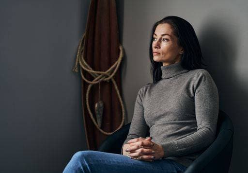 IMAGO Creative: Gesundheit, Magersucht, Bulimie RECORD DATE NOT STATED A depressed Caucasian female sitting alone in the room - depression concept *** einer depressiv kaukasisch weiblich sitzend allein ÊIn der Zimmer Bedruecktheit Konzept 2906168 ,model released, Symbolfoto