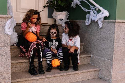 IMAGO Creative, Jahreszeit Herbst, Ferien The Caucasian girls in halloween costumes looking at how many sweets they ve got *** der kaukasisch Mädchen ÊIn halloween Kostüme Schauen im how viele Süßigkeiten they Ve&qage bekam 2908066 ,model released, Symbolfoto