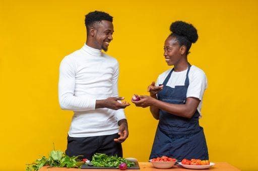 RECORD DATE NOT STATED A young African couple learning to cook together on a yellow background *** einer Jung afrikanisch couple Lernen an kochen zusammen am einer Gelb Hintergrund 2917816 ,model released, Symbolfoto