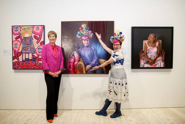 ARCHIBALD PACKING ROOM PRIZE 2023, Artist Andrea Huelin and with comedian Cal Wilson and her Archibald Packing Room Prize portrait at the Art Gallery of NSW, Sydney Thursday, April 27, 2023. ( NO ARCHIVING, EDITORIAL USE ONLY, NO USE IN BOOKS WITHOUT CONSENT SYDNEY NSW AUSTRALIA  Copyright: xNIKKIxSHORTx 20230427001791331091