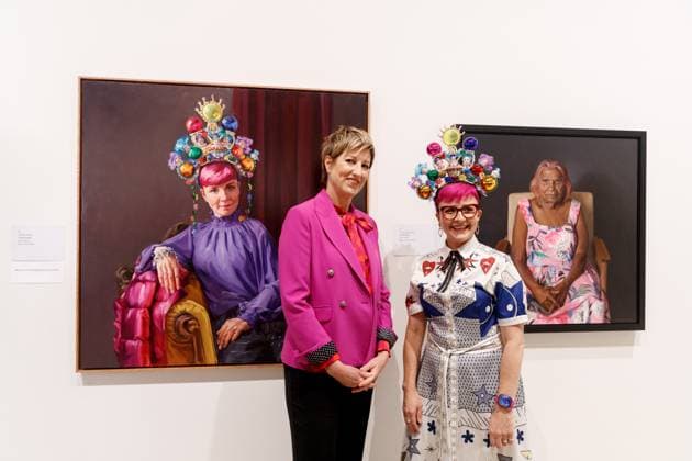 ARCHIBALD PACKING ROOM PRIZE 2023, Artist Andrea Huelin and with comedian Cal Wilson and her Archibald Packing Room Prize portrait at the Art Gallery of NSW, Sydney Thursday, April 27, 2023. ( NO ARCHIVING, EDITORIAL USE ONLY, NO USE IN BOOKS WITHOUT CONSENT SYDNEY NSW AUSTRALIA  Copyright: xNIKKIxSHORTx 20230427001791331178