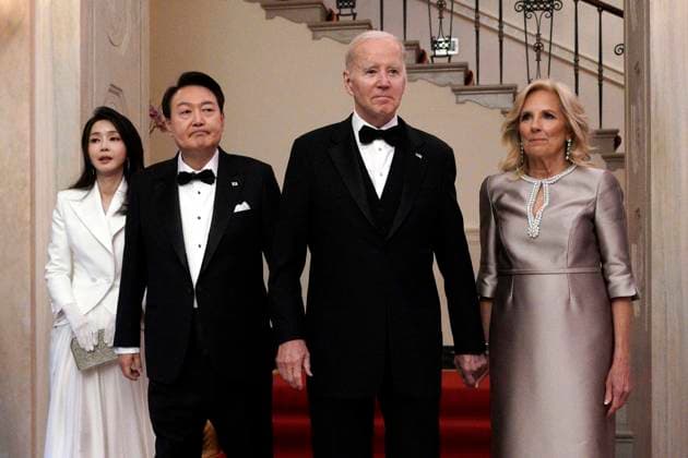 News Themen der Woche KW17 News Bilder des Tages April 26, 2023, Washington, District of Columbia, USA: U.S. President JOE BIDEN and first lady JILL BIDEN welcome South Korean President YOON SUK YEOL and his wife KIM KEON HEE for the State Dinner at the White House in Washington. Washington USA - ZUMAs152 20230426_zaa_s152_220 Copyright: xYurixGripasx-xPoolxviaxCNPx