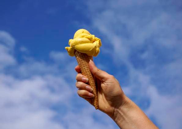 27.04.2023, Eistüte mit Mango-Eis aus einer Allgäuer Eisdiele. 27.04.2023, Eistüte 27.04.2023, Eistüte *** 27 04 2023, Ice cream cone with mango ice cream from an Allgäu ice cream parlor 27 04 2023, Ice cream cone 27 04 2023, Ice cream cone