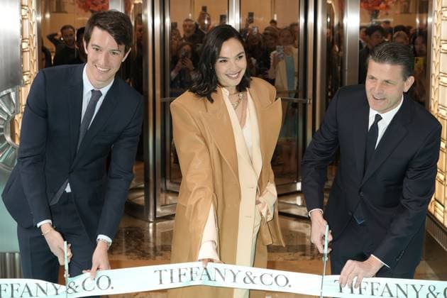 Bilder des Jahres 2023, Entertainment 04 April Entertainment Themen der Woche KW17 Entertainment Bilder des Tages Tiffany?s landmark ribbon cutting and launch of the new Tiffany?s, hosted by tiffany?s global brand ambassador Gal Gadot in New York, USA. Featuring: Alexandre Arnault, Gal Gadot, Anthony Ledru Where: New York, New York, United States When: 26 Apr 2023 Credit: Jennifer Graylock INSTARimages Copyright: xJENNIFERxGRAYLOCKx 52653537 EDITORIAL USE ONLY. NOT FOR USE BY NEWSPAPERS BASED IN THE UK.