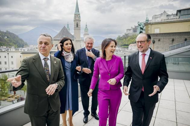 Bilder des Jahres 2023, News 04 April News Themen der Woche KW17 News Bilder des Tages Annalena Baerbock (Buendnis 90 Die Gruenen), Bundesaussenministerin, nimmt im Haus fuer Mozart in Salzburg am Treffen der deutschsprachigen Aussenministerinnen und Aussenminister teil. (L-R) Ignazio Cassis, Aussenminister der Schweiz, Dominique Hasler, Aussenministerin von Liechtenstein, Jean Asselborn, Aussenminister von Luxemburg, Annalena Baerbock (Buendnis 90 Die Gruenen), Bundesaussenministerin, und Alexander Schallenberg, Aussenminister von Oesterreich. Salzburg, 27.04.2023 Salzburg Oesterreich *** Annalena Baerbock Buendnis 90 Die Gruenen , Federal Minister of Foreign Affairs, attends the meeting of German-speaking Foreign Ministers L R Ignazio Cassis, Minister of Foreign Affairs of Switzerland, Dominique Hasler, Minister of Foreign Copyright: xThomasxTrutschelx