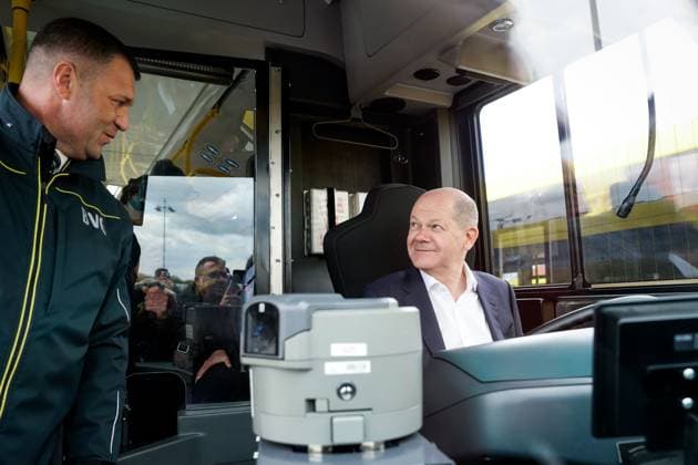 News Themen der Woche KW17 News Bilder des Tages Unternehmensbesuch des Bundeskanzler bei der Berliner Verkehrsbetriebe (BVG) zum Start des Deutschlandticket Aktuell, 27.04.2023, Berlin, Bundeskanzler Olaf Scholz (SPD) im Portrait im Fahrerhaus des E-Bus, hier wird er eingewiesen fuer die Fahrt ueber den Betriebshof Indira-Gandhi-Straße der Berliner Verkehrsgesellschaft BVG hier erhaelt er einen Einblick ueber Elektromobilitaet im BVG-Busbereich Berlin Berlin Deutschland *** Company visit of the Federal Chancellor with the citizen of Berlin transportation company BVG to the start of the Germany ticket current, 27 04 2023, Berlin, Federal Chancellor Olaf Scholz SPD in the drivers cab of the E bus, here he is instructed for the journey over the depot Indira Gandhi road of the citizen of B