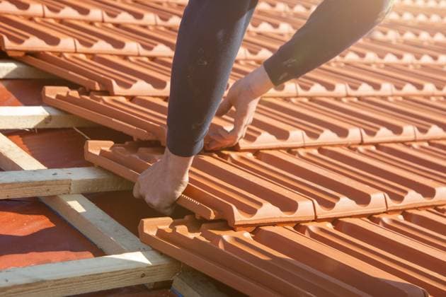 Dachdeckerarbeiten, Neueindeckung eines Ziegeldaches *** Roofing work, new roofing of a tiled roof Copyright: xx