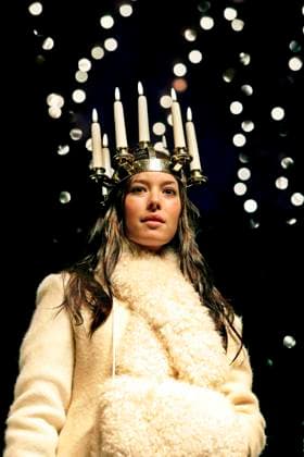 STOCKHOLM 20051204 Stockholms Lucia korades pa söndagen pa Solliden pa Skansen. Arets Lucia blev 21 ariga Isolde Palombo . STOCKHOLM SVERIGE x1053x *** STOCKHOLM 20051204 Stockholm Lucia was crowned on Sunday at Solliden at Skansen This years Lucia was 21-year-old Isolde Palombo STOCKHOLM SVERIGE x1053x  Copyright: xPONTUSxLUNDAHLx STOCKHOLMS LUCIA
