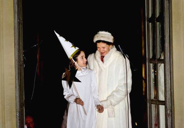 STOCKHOLM 20061213 Drottning Silvia upplät pa luciadagen ett av slottets fönster som lucka nr 13 i Gamla Stans levande julkalender. Kungaparet öppnade fönstret och önskade alla en fin lucia och en riktigt god jul. Emil Ramos-Hagelin var stjärngosse. STOCKHOLM SVERIGE x10050x *** STOCKHOLM 20061213 On St. Lucia Day, Queen Silvia used one of the palaces windows as window no. 13 in Gamla Stans living Christmas calendar The King and Queen opened the window and wished everyone a nice Lucia and a very merry Christmas Emil Ramos Hagelin was the star boy STOCKHOLM SWEDEN x10050x  Copyright: xPONTUSxLUNDAHLx xTTx GAMLA STANS JULKALENDER