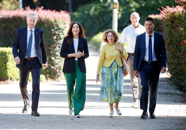 Entertainment Themen der Woche KW17 Entertainment Bilder des Tages PRINCESS MARY AUSTRALIA VISIT, Crown Princess Mary of Denmark (left) walks through Hyde Park in Sydney during a visit to Australia, Friday, April 28, 2023. ( NO ARCHIVING, EDITORIAL USE ONLY, NO USE IN BOOKS WITHOUT CONSENT SYDNEY NSW AUSTRALIA  Copyright: xNIKKIxSHORTx 20230428001791787804