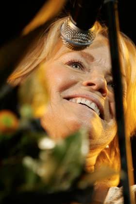 GÖTEBORG 20060306 Juryns specialpris till mamma mia Görel Hanser, under Guldmaskengalan i Göteborgj pa mandagen. GÖTEBORG SVERIGE Ishockey x9200x *** GÖTEBORG 20060306 The jurys special award to mother mia Görel Hanser, during the Guldmaskengalan in Gothenburg on Monday GÖTEBORG SVERIGE Ice hockey x9200x  Copyright: xMANSxLANGHJELMx xTTx 9200