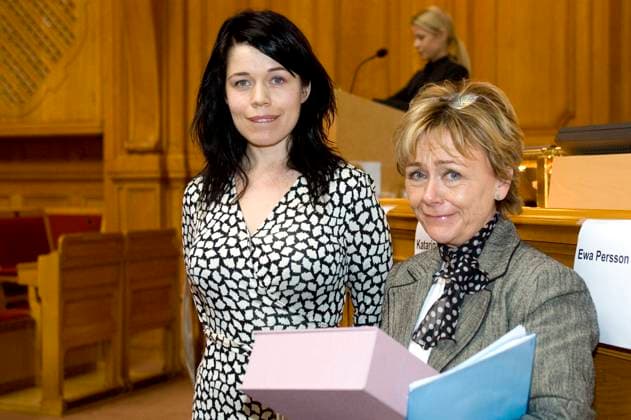 STOCKHOLM 20070314 Lotta Lundgren, (tv) fran Stafett mot valdtäkt lämnar över en lista med namnunderskrifter för hardare tag mot valdtäkter till justitieminister Beatrice Ask, i Stockholm pa onsdagen. STOCKHOLM SVERIGE x10050x *** STOCKHOLM 20070314 Lotta Lundgren, TV from Stafett mot valdtäkt hands over a list of signatures for tougher action against election fraud to Minister of Justice Beatrice Ask, in Stockholm on Wednesday STOCKHOLM SVERIGE x10050x  Copyright: xPONTUSxLUNDAHLx xTTx x NAMNLISTA MOT VALDTÄKTER