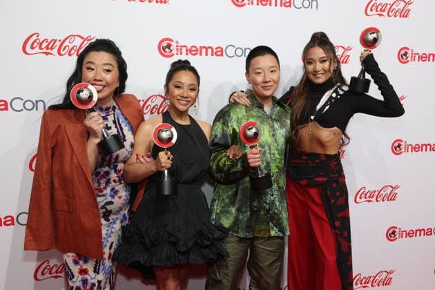 Bilder des Jahres 2023, Entertainment 04 April Entertainment Themen der Woche KW17 Entertainment Bilder des Tages Cast members of Joy Ride , Sherry Cola, Stephanie Hsu, Sabrina Wu and Ashley Park, recepients of the Comedy Ensemble Award arrive for the CinemaCon 2023 Big Screen Achievement Awards at Caesars Palace, Las Vegas, Nevada on Thursday, April 27, 2023.  LAV20230427053 JAMESxATOA