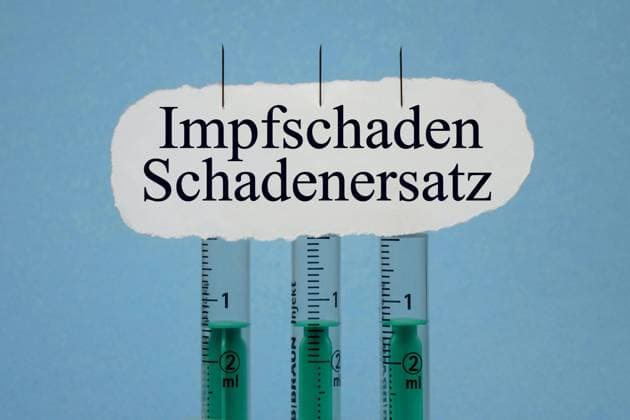 Spritzen mit Impfschaden und Schadenersatz Spritzen mit Impfschaden und Schadenersatz, 28.04.2023, Borkwalde, Brandenburg, An drei Spritzen steht der Schriftzug Impfschaden und Schadenersatz. *** Syringes with vaccination damage and compensation Syringes with vaccination damage and compensation, 28 04 2023, Borkwalde, Brandenburg, On three syringes is the writing vaccination damage and compensation