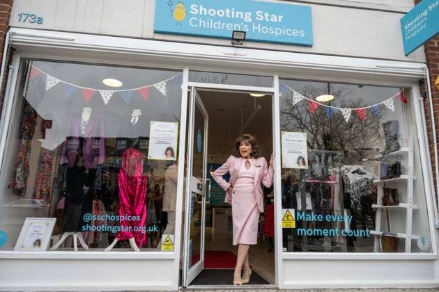 Bilder des Jahres 2023, Entertainment 04 April Entertainment Themen der Woche KW17 Entertainment Bilder des Tages . 27 04 2023. London, United Kingdom. Dame Joan Collins and her husband Percy Gibson re-open the Shooting Star ChildrenÕs Hospice charity shop in London.  xi-Imagesx IIM-24321-0016