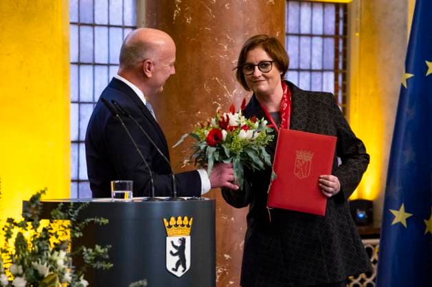 Der Regierende Bürgermeister Kai Wegner bei der Ernennungszeremonie der neuen Senatorin für Wissenschaft, Gesundheit, Pflege und Gleichstellung Ina Czyborra (SPD) im Roten Rathaus in Berlin am 27. April 2023. Der neue Senat im Roten Rathaus *** The Governing Mayor Kai Wegner at the appointment ceremony of the new Senator for Science, Health, Care and Equality Ina Czyborra SPD at the Red City Hall in Berlin on 27 April 2023 The new Senate at the Red City Hall