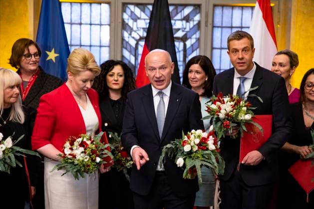 Der Regierende Bürgermeister Kai Wegner (CDU, C), seine Vorgängerin und neue Senatorin für Wirtschaft, Energie und Betriebe Franziska Giffey (SPD, C-L) und Senator für Finanzen Stefan Evers (CDU, C-R) mit anderen Mitglieder des Senats im Roten Rathaus in Berlin am 27. April 2023. Der neue Senat im Roten Rathaus *** The Governing Mayor Kai Wegner CDU, C , his predecessor and new Senator for Economic Affairs, Energy and Industry Franziska Giffey SPD, C L and Senator for Finance Stefan Evers CDU, C R with other members of the Senate in the Red City Hall in Berlin on April 27, 2023 The new Senate in the Red City Hall