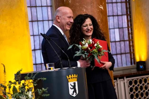 Der Regierende Bürgermeister Kai Wegner bei der Ernennungszeremonie der Senatorin für Integration, Arbeit, Soziales, Vielfalt und Antidiskriminierung Cansel Kiziltepe (SPD) im Roten Rathaus in Berlin am 27. April 2023. Der neue Senat im Roten Rathaus *** The Governing Mayor Kai Wegner at the appointment ceremony of the Senator for Integration, Labor, Social Affairs, Diversity and Anti-Discrimination Cansel Kiziltepe SPD at the Red City Hall in Berlin on April 27, 2023 The new Senate at the Red City Hall.