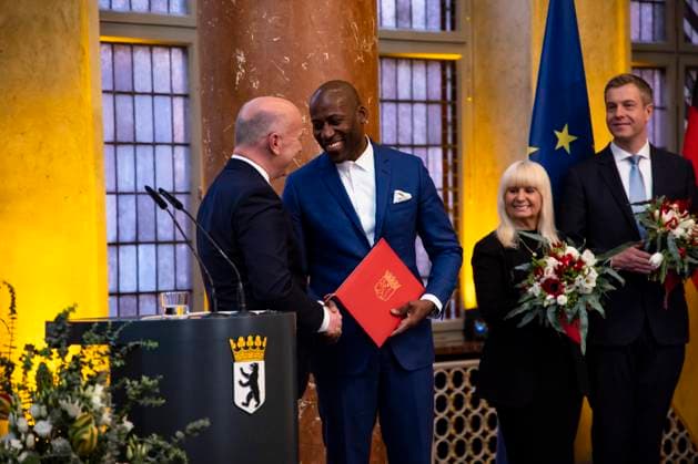 Der Regierende Bürgermeister Kai Wegner bei der Ernennungszeremonie der Senator für Kultur, Zusammenhalt, Engagement- und Demokratieförderung Joe Chialo (CDU) im Roten Rathaus in Berlin am 27. April 2023. Der neue Senat im Roten Rathaus *** The Governing Mayor Kai Wegner at the appointment ceremony of the Senator for Culture, Cohesion, Engagement and Democracy Promotion Joe Chialo CDU at the Red City Hall in Berlin on April 27, 2023 The new Senate at the Red City Hall.