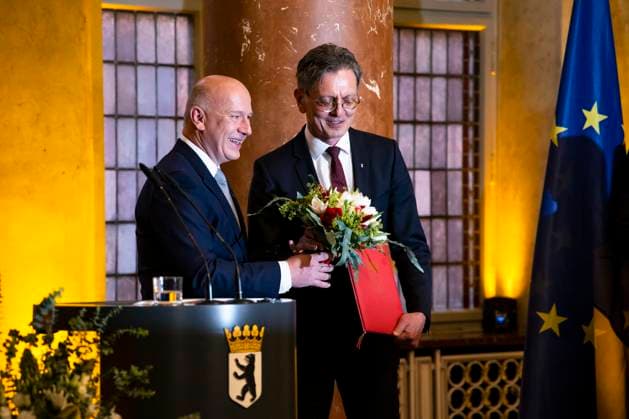 Der Regierende Bürgermeister Kai Wegner bei der Ernennungszeremonie derSenator für Stadtentwicklung, Bauen und Wohnen Christian Gaebler (SPD) im Roten Rathaus in Berlin am 27. April 2023. Der neue Senat im Roten Rathaus *** The Governing Mayor Kai Wegner at the appointment ceremony of theSenator for Urban Development, Construction and Housing Christian Gaebler SPD in the Red City Hall in Berlin on April 27, 2023 The new Senate in the Red City Hall