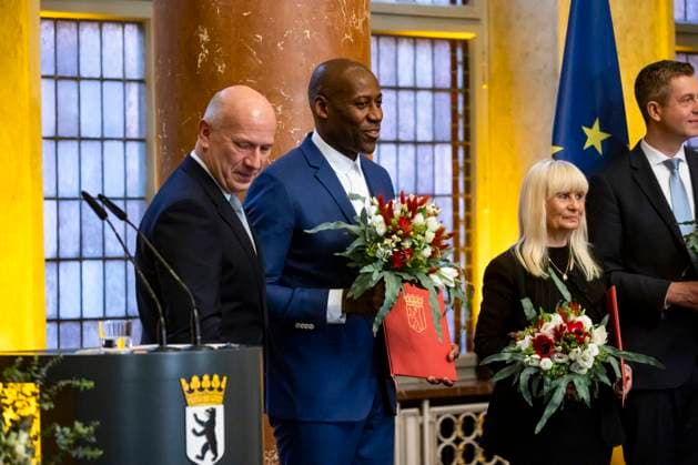 Der Regierende Bürgermeister Kai Wegner bei der Ernennungszeremonie der Senator für Kultur, Zusammenhalt, Engagement- und Demokratieförderung Joe Chialo (CDU) im Roten Rathaus in Berlin am 27. April 2023. Der neue Senat im Roten Rathaus *** The Governing Mayor Kai Wegner at the appointment ceremony of the Senator for Culture, Cohesion, Engagement and Democracy Promotion Joe Chialo CDU at the Red City Hall in Berlin on April 27, 2023 The new Senate at the Red City Hall.