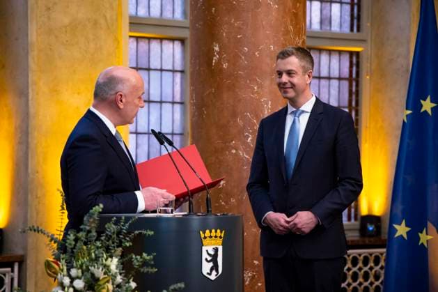 Der Regierende Bürgermeister Kai Wegner bei der Ernennungszeremonie der Senator für Finanzen Stefan Evers (CDU) im Roten Rathaus in Berlin am 27. April 2023. Der neue Senat im Roten Rathaus *** The Governing Mayor Kai Wegner at the appointment ceremony of the Senator for Finance Stefan Evers CDU in the Red City Hall in Berlin on April 27, 2023 The new Senate in the Red City Hall