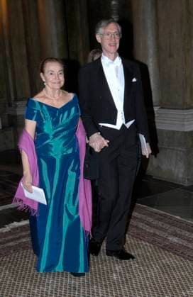 STOCKHOLM 20061211 Nobelpristagaren i fysik John C. Mather och hans hustru Jane H Mather anländer till kungaparets Nobelmiddag pa Stockholms slott. FOTO: Janerik Henriksson SCANPIX Kod 10010 STOCKHOLM SVERIGE x10010x *** STOCKHOLM 20061211 Nobel Prize winner in physics John C Mather and his wife Jane H Mather arrive at the royal couples Nobel dinner at the Stockholm Palace PHOTO Janerik Henriksson SCANPIX Code 10010 STOCKHOLM SWEDEN x10010x  Copyright: xJANERIKxHENRIKSSONx xTTx NOBEL 2006 KUNGAMIDDAG