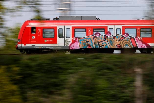 Eine S-Bahn der DB fährt auf einem Bahmdamm. Das 49-Euro-Ticket wird zum 1. Mai 2023 eingeführt, die deutschlandweit gültige Monatskarte wird aber schon ab dem 3. April verkauft. Mit ihm kann man bundesweit ohne Aufpreis Bus und Bahn nutzen. Themenbild, Symbolbild) Köln, 28.04.2023 NRW Deutschland *** A DB S-Bahn train travels on a railway embankment The 49 euro ticket will be introduced on May 1, 2023, but the monthly pass, which is valid throughout Germany, will already be sold from April 3 With it, you can use buses and trains throughout Germany at no extra charge Topic image, symbol image Cologne, 28 04 2023 NRW Germany Copyright: xChristophxHardtx