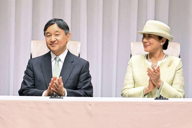Entertainment Themen der Woche KW17 Entertainment Bilder des Tages Japan emperor at award ceremony Japanese Emperor Naruhito and Empress Masako attend an award ceremony in Tokyo on April 28, 2023, held for people who have contributed to greenery and forestry promotion. (Pool photo)  A14AA0001421154P